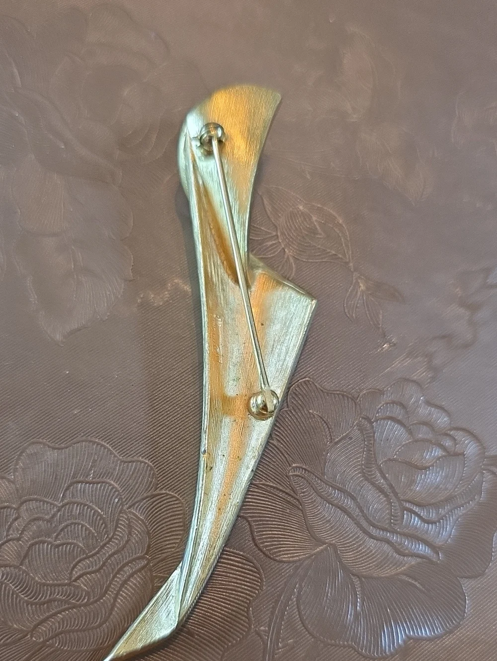 Trifari Vintage Gold Tone Signed Sculptural Ribbon Brooch. Mid-20th Century 3.5